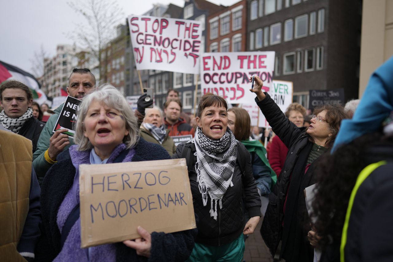 Protest doet genodigden bij opening Holocaustmuseum denken aan ‘oorlogsgebied’ 