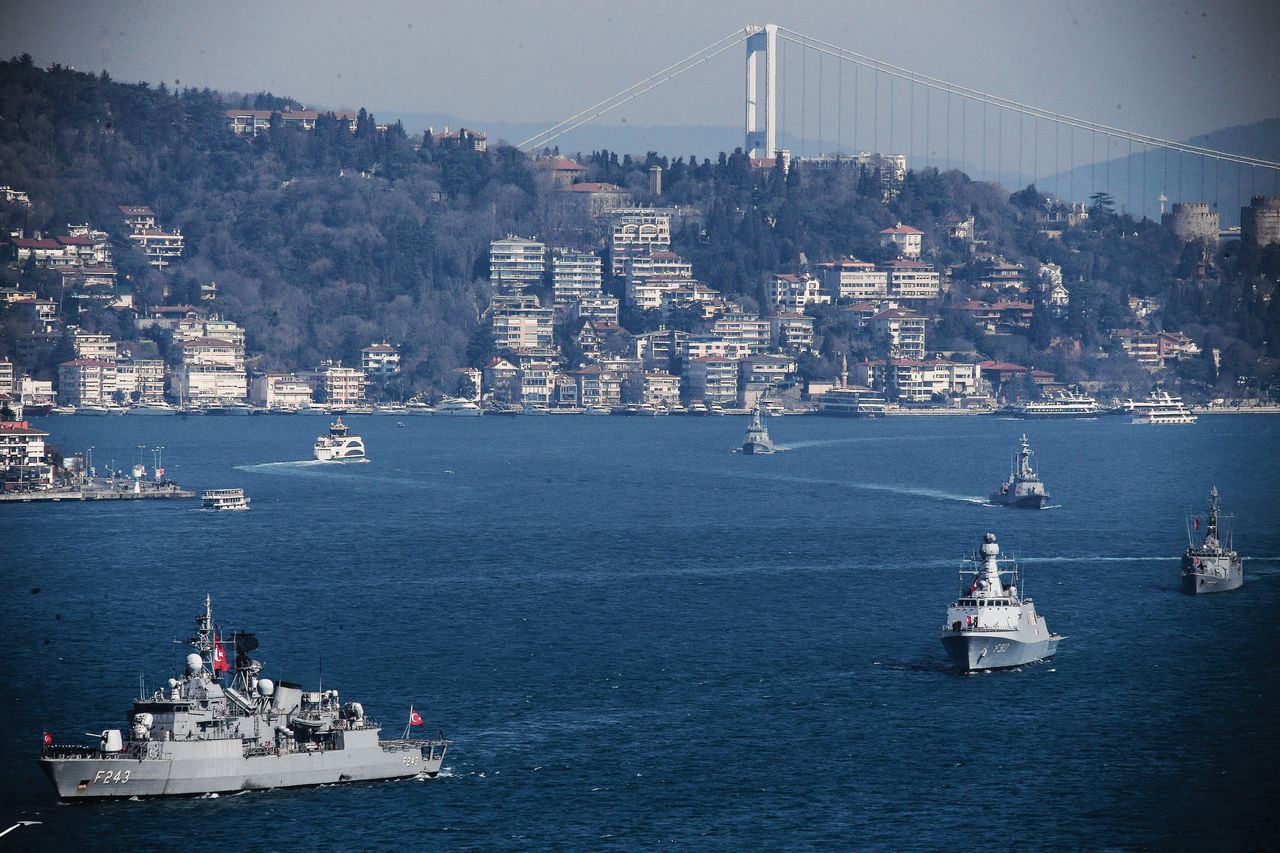 Turkse marineschepen op de Bosporus in maart 2019, na afloop van de oefening Mavi Vatan (‘Blauw Vaderland’).