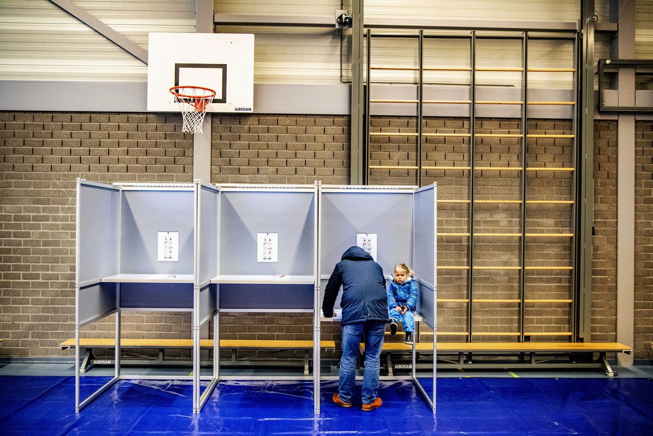 Stemmen in een sporthal in Rotterdam.