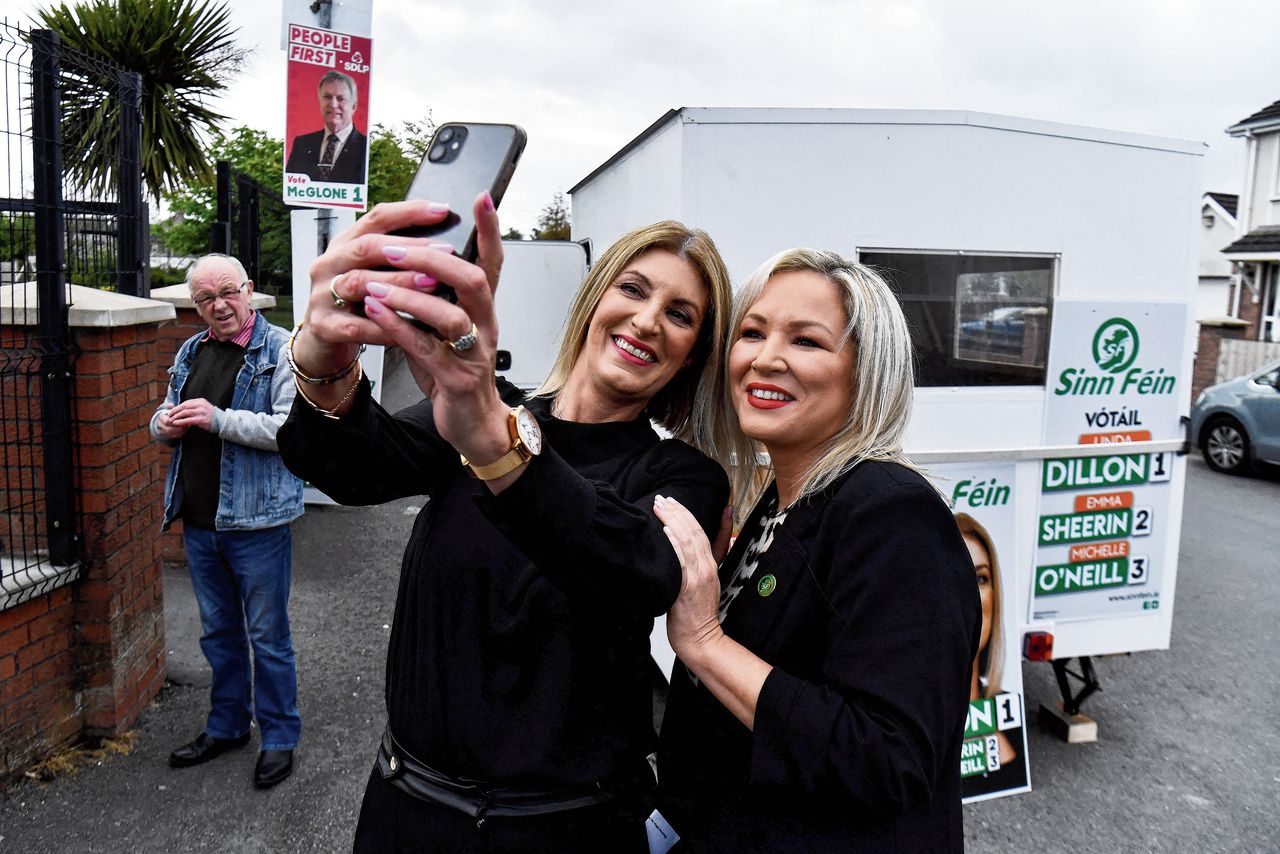 Sinn Féin-leider Michelle O’Neill en kandidaat Linda Dillon nemen een selfie tijdens de verkiezingen.