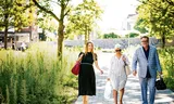 Saadia Ait-Taleb (midden), hoofdrolspeler in een deradicaliseringscampagne die geheim moest blijven, en haar advocaat Richard Korver (rechts) in juni bij aankomst bij de Amsterdamse rechtbank.