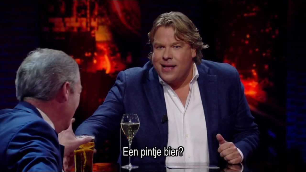 Robert Jensen geeft Nigel Farage een pint bij zijn champagne (RTL 5).
