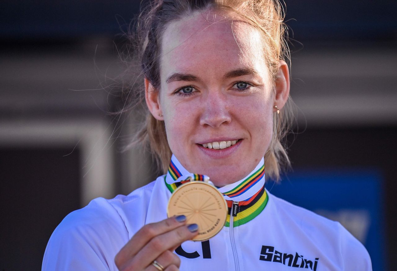 Anna van der Breggen met haar tweede gouden medaille dit jaar bij de WK wielrennen in Imola.
