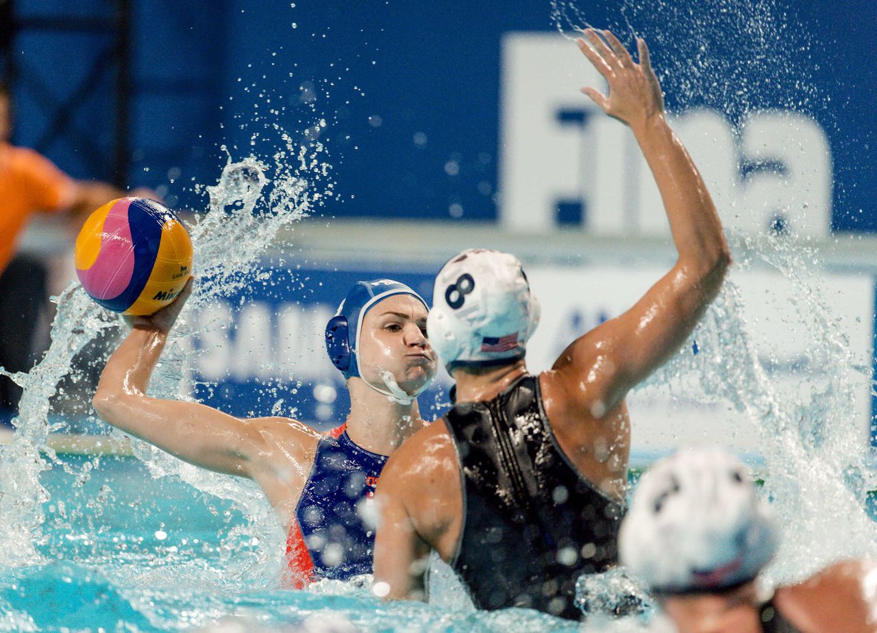Maud Megens van Nederland in duel met Kiley Neushul van de VS in de finale van het WK waterpolo.