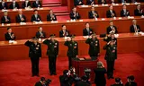De van corruptie beschuldigde Zhang Youxia (vooraan) met andere leden van de Centrale Militaire Commissie in 2023. Liu Zhenli, die ook verdachte is, is de tweede van links op de rij achter Zhang.