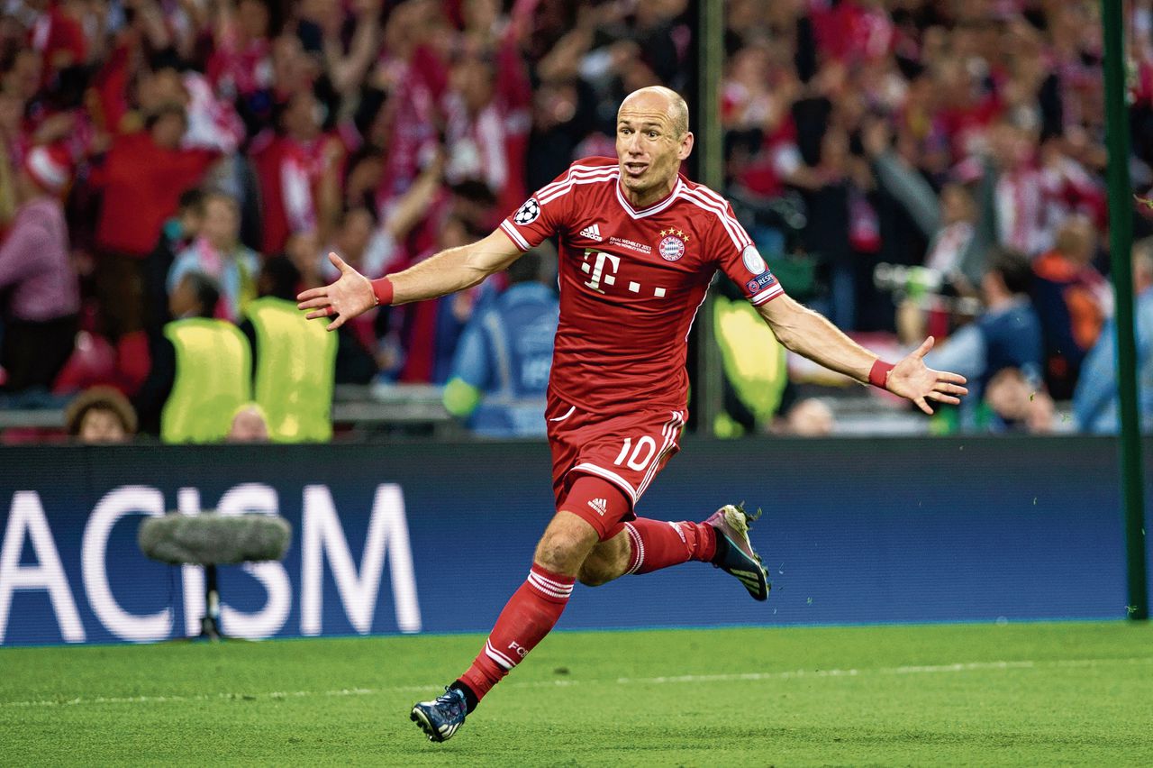 Arjen Robben viert zijn, naar later bleek winnende, treffer voor Bayern München in de Champions League-finale van 2013, tegen Borussia Dortmund.