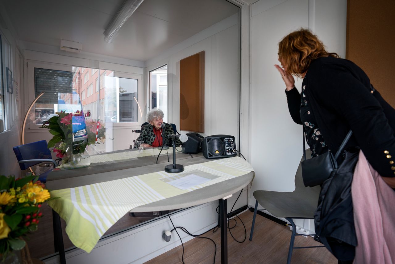 Ans Bovet krijgt bij het verpleeghuis waar ze woont in Nieuw-Vennep in de ‘quarantainer’ bezoek van haar dochter Marianne Bovet.