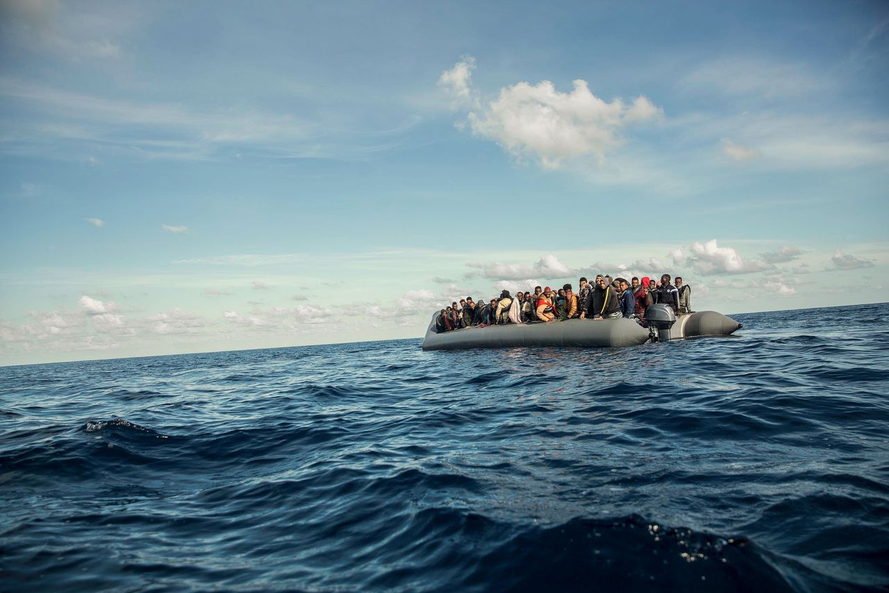 Migranten in een rubberboot, nadat zij werden gered door de Spaanse nongouvernementele organisatie Proactive Open Arms, op vrijdag 21 december.
