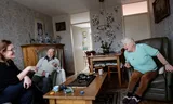 Dementie casemanager Marjolein van Gils (links) thuis bij haar cliënten Henk en Gerda.  