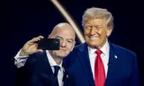 Infantino maakt een selfie met president Donald Trump tijdens de loting voor het WK voetbal in 2026 in de Verenigde Staten
