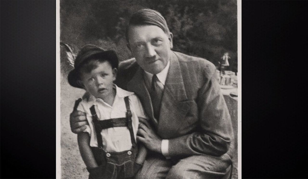Adolf Hitler poseert als kindervriend met een klein jongetje.