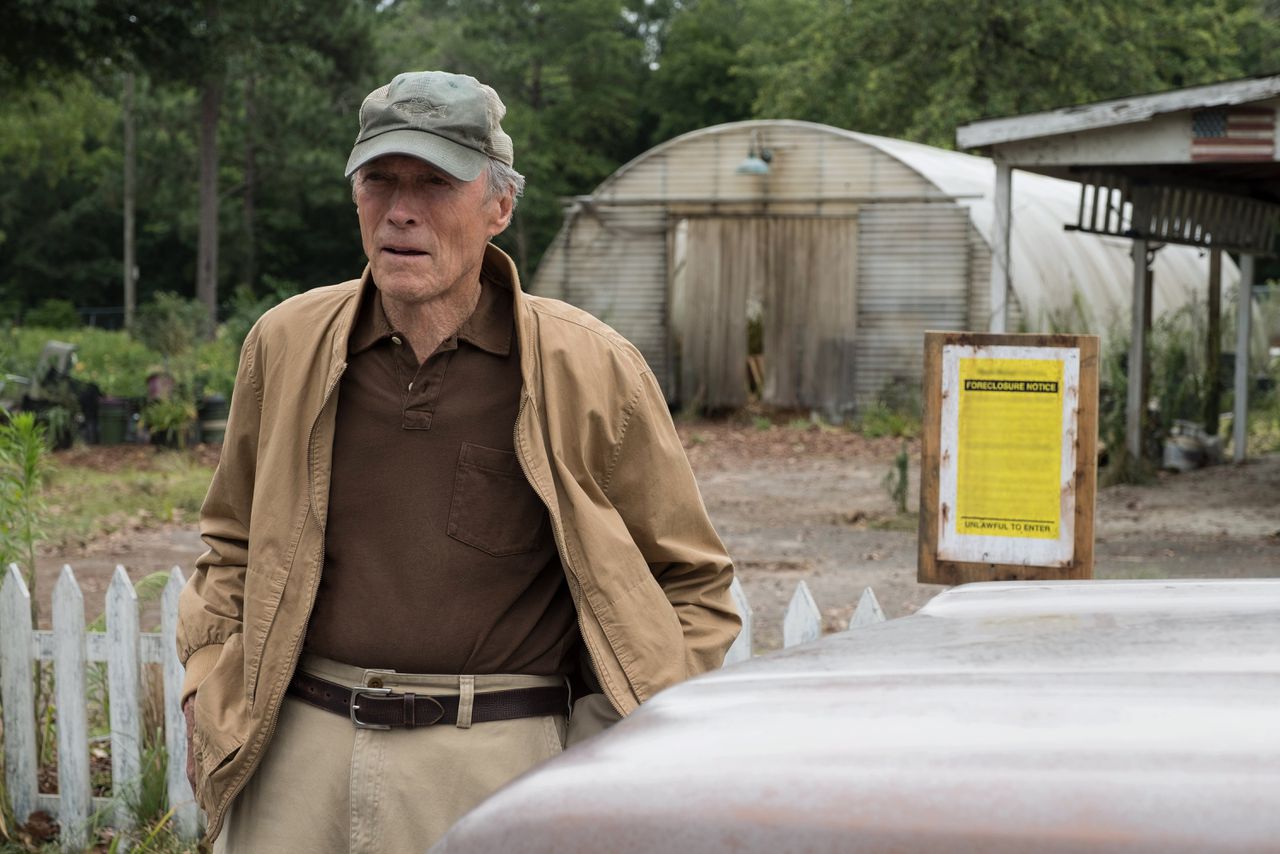Earl Stone (Clint Eastwood) onderweg als drugskoerier in ‘The Mule’.