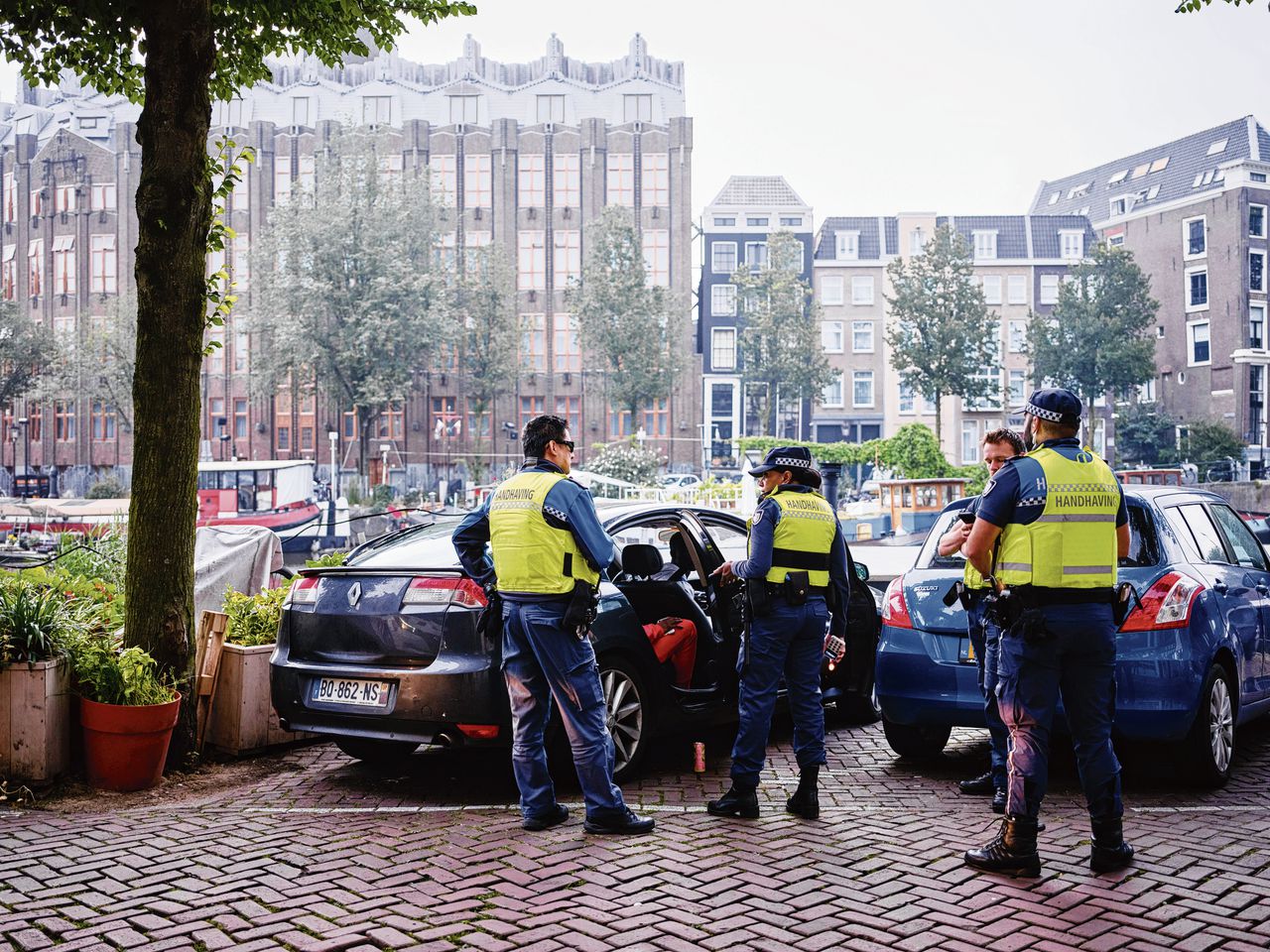 Amsterdamse boa’s zoeken toeristen die vooral zuipen en drugs gebruiken en daarna ’s nachts in hun auto slapen.