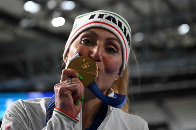 De Italiaanse winnaar Francesca Lollobrigida met haar gouden medaille. 