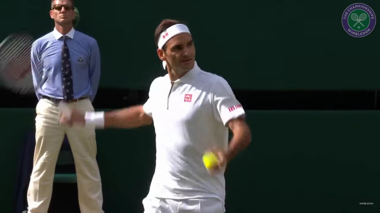 Roger Federer viert zijn overwinning in de eerste ronde van Wimbledon.