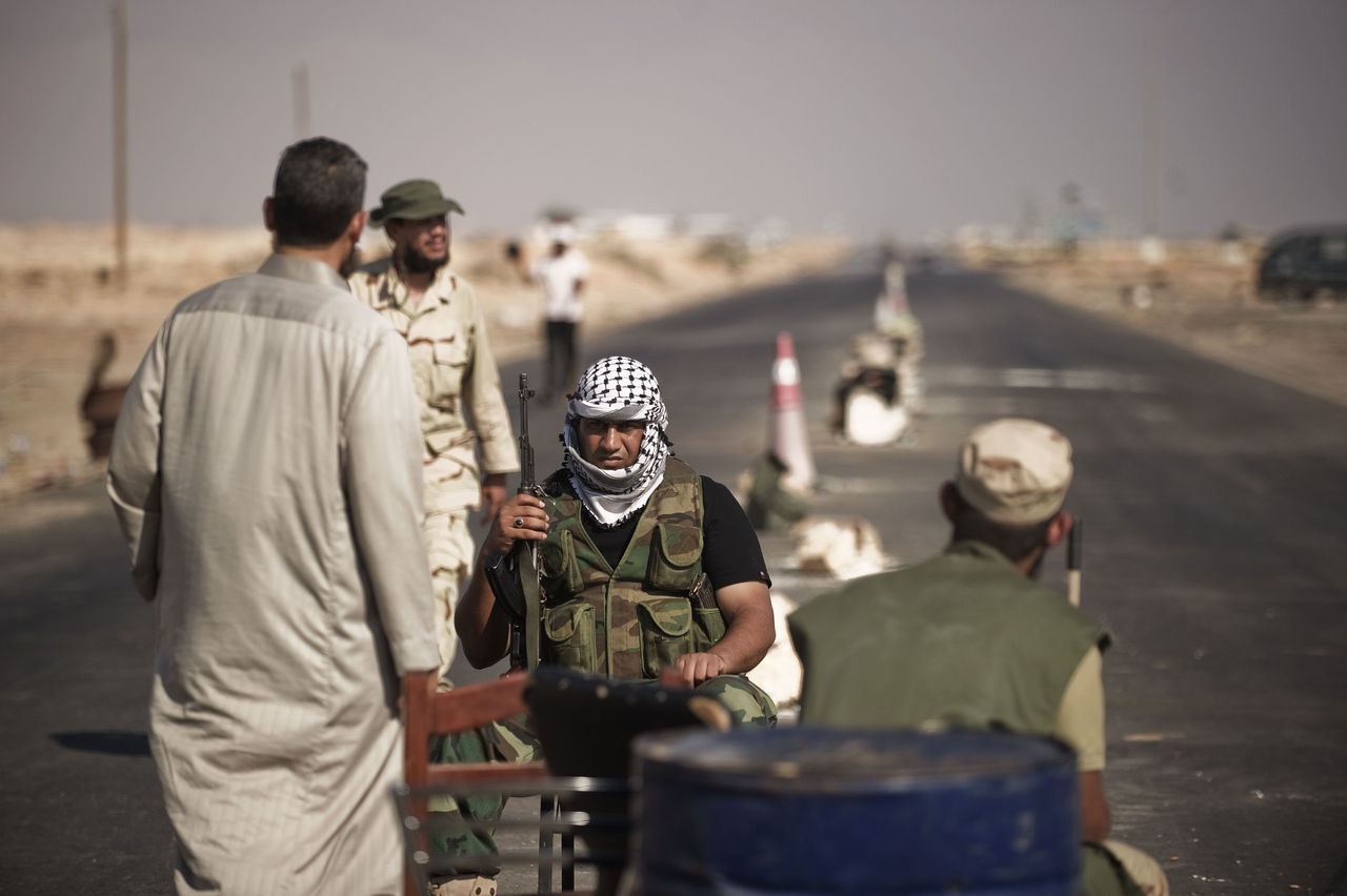 Opstandelingen bij een checkpoint van Ras Lanuf, ongeveer 160 kilometer ten oosten van Sirte, geboorteplaats van Gaddafi en een van de laatste steden in zijn macht.