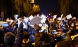 Blogger Li Ying deed in november 2022 verslag van zeldzame protesten tegen de strenge Chinese coronamaatregelen. Demonstranten zwaaiden met blanco papieren om de censuur te omzeilen, zoals hier in Beijing. 