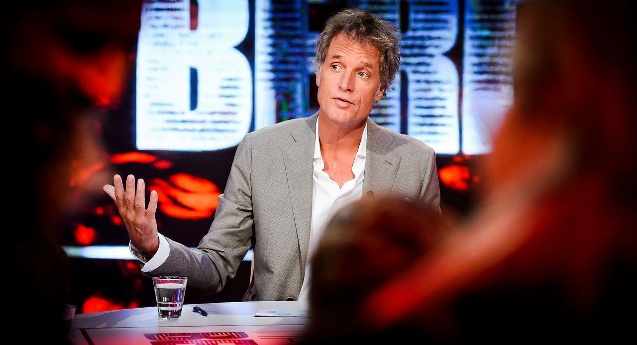 Presentator Jeroen Pauw voor aanvang van de uitzending 'De grens bereikt' in 2015.