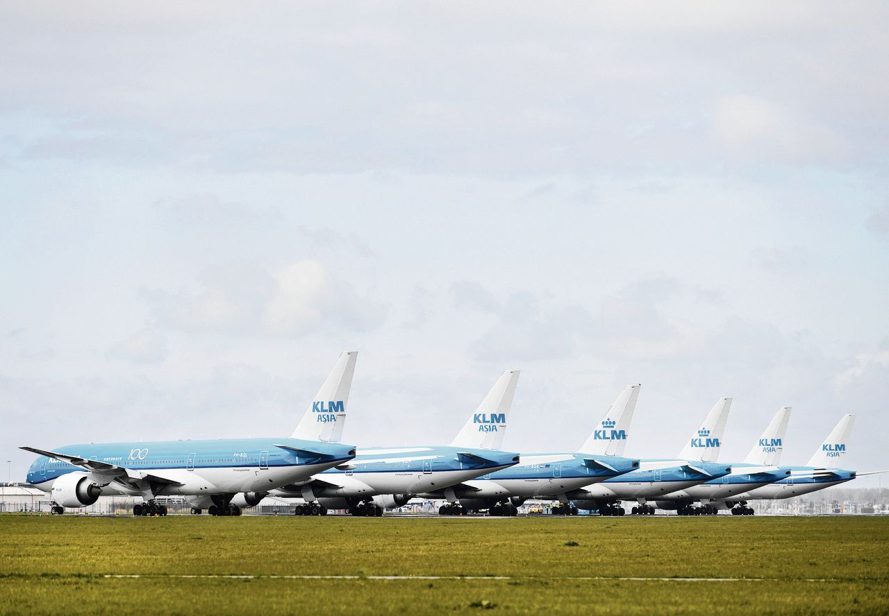 KLM-vliegtuigen op Schiphol. Naar verwachting is het aantal vluchten pas over drie jaar weer op pre-coronaniveau.