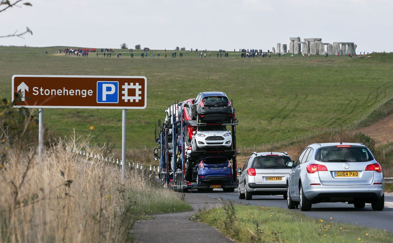 De eenbaansweg langs Stonehenge in het Engelse Wiltshire leidt tot veel verkeersdrukte.