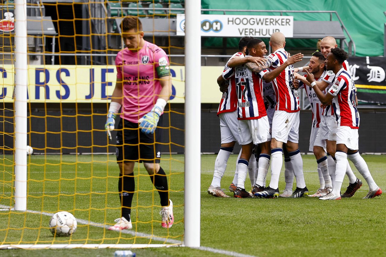 Keeper Martin Fraisl van ADO Den Haag nadat Kwasi Wriedt van Willem II de 0-3 heeft gescoord.