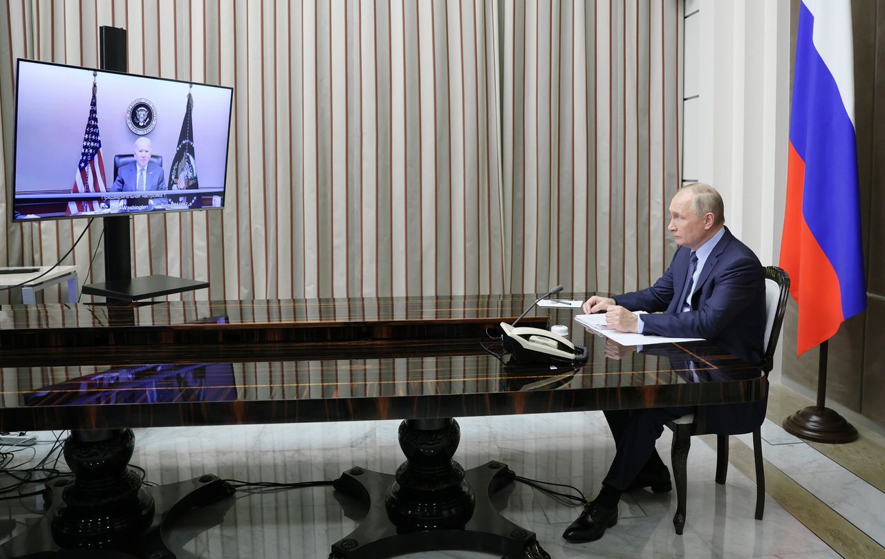 Biden dreigt met sancties in videogesprek met Poetin 