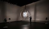 De installatie We Harvest Wind van Thijs Biersteker in het auditorium van het Stedelijk Museum Amsterdam.