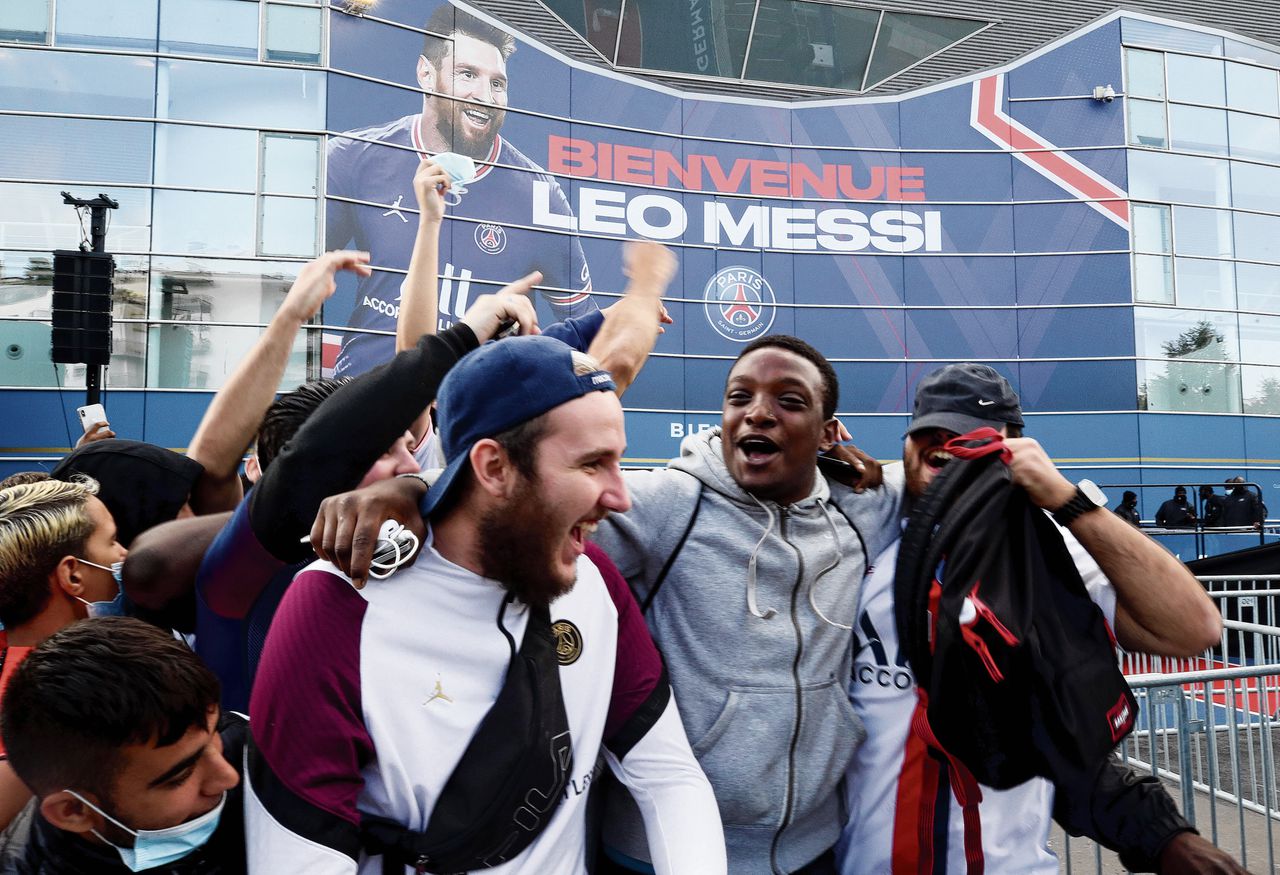 Fans van PSG vieren de komst van Lionel Messi bij het stadion.