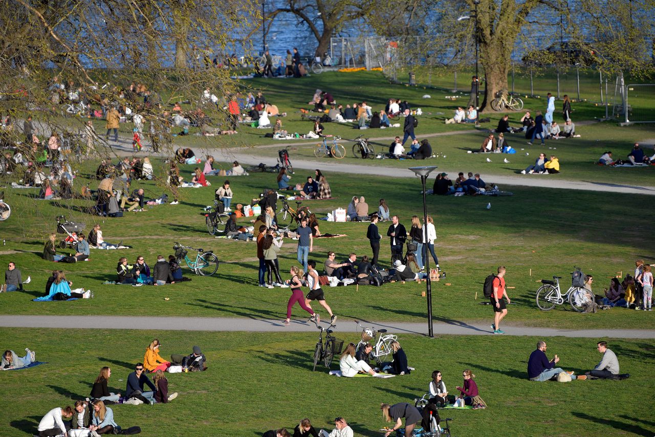 Volle parken in de Zweedse hoofdstad Stockholm, op woensdag. Het land heeft een ontspannen Covid-19-beleid.