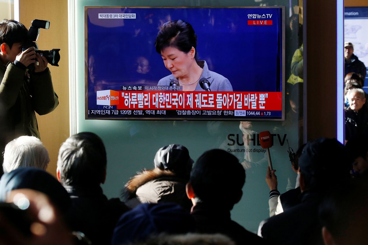 Een televisie met Park Geun-hye tijdens haar aankondiging