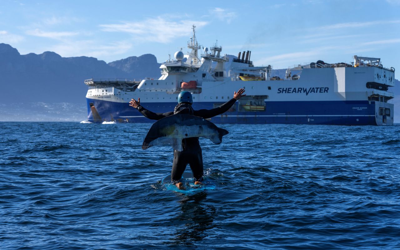 Een milieuactivist demonstreert tegen de aankomst van het schip gebruikt door Shell dat het seismisch onderzoek moet uitvoeren.