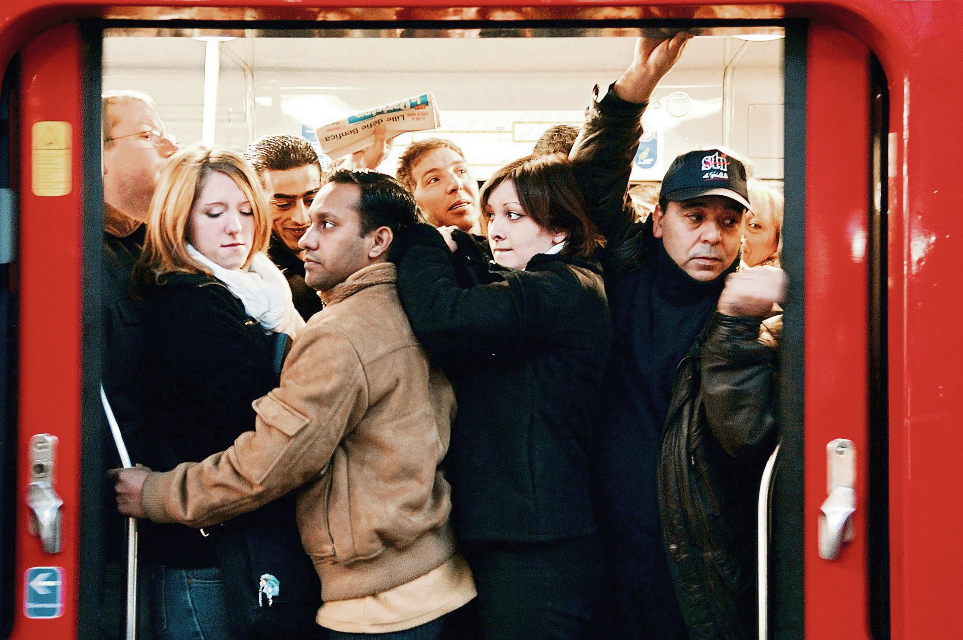 Совсем в автобусе. Совсем в автобусе. Много людей в автобусе. Толба люднц в автобему. Совсем в автобусе.