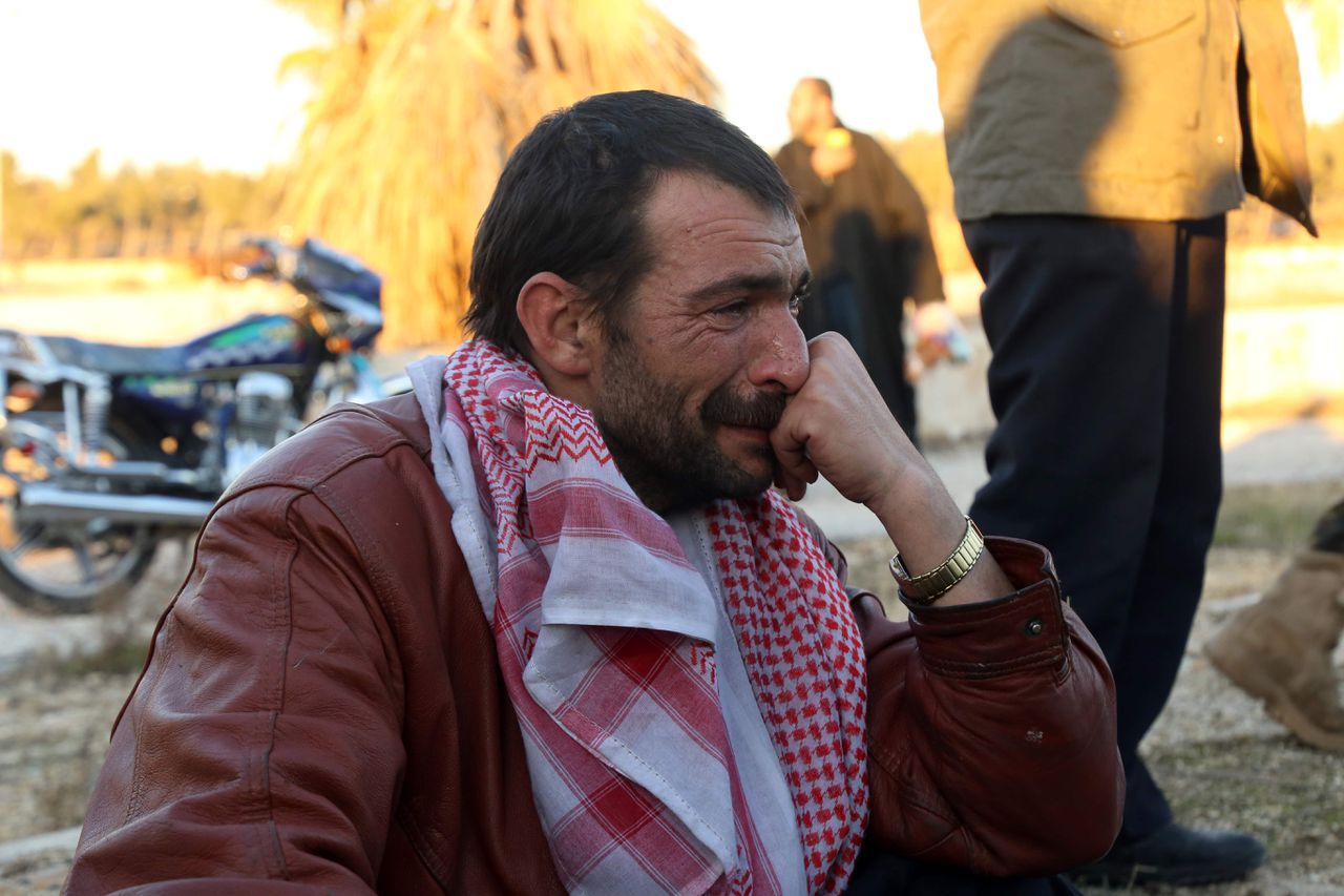 Een man die uit Oost-Aleppo is geëvacueerd naar rebellengebied ten westen van de stad.
