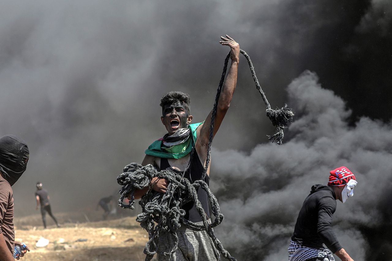 Een Palestijnse demonstrant maandag bij de gevechten met Israëlische ordetroepen in Gaza.