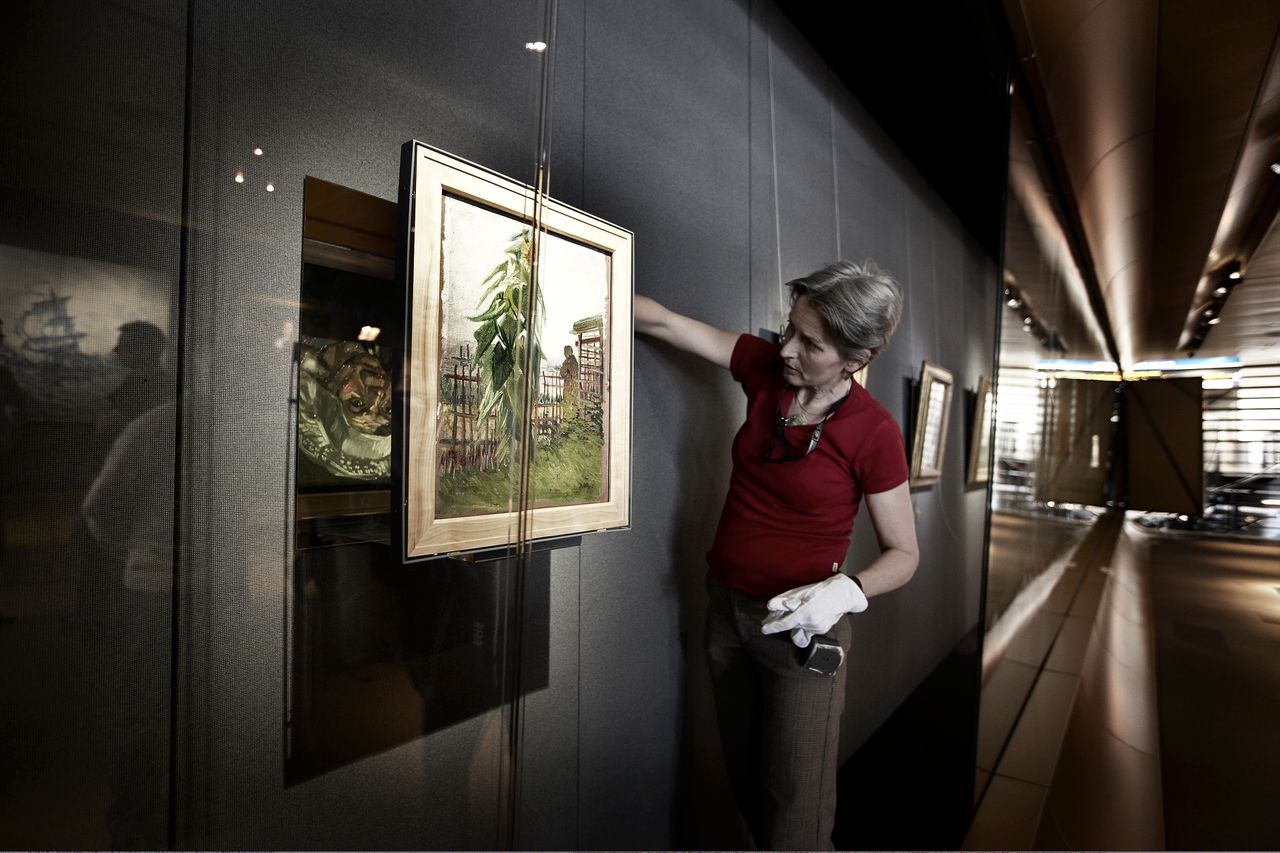 Van Gogh prijkt op luchthaventerminal Schiphol, 9 april. Medewerkster Helma Peters van het Rijksmuseum legt de laatste hand aan de inrichting van een tentoonstelling van acht schilderijen van Vincent van Gogh op de Amsterdamse luchthaven Schiphol. Achter de paspoortcontrole, tussen de E en F pieren, zijn de komende weken onder andere een dubbelzijdig paneel met aan de voorkant een moestuin en aan de achterzijde, zichtbaar via een spiegel, een vrouwenportret te zien. De tentoonstelling is bedoeld voor passagiers van de luchthaven, zodat zij buiten het Van Goghmuseum om schilderijen uit de collectie van het Rijksmuseum en van Gogh museum kunnen zien. Foto NRC Handelsblad/Vincent Mentzel Helma Peters, medewerker van het Rijksmuseum legt de laatste hand aan de inrichting van een tentoonstelling van acht schilderijen van Vincent van GOGH in " Rijksmuseum Amsterdam Schiphol ". Een plaats achter de paspoortcontrole tussen de E en F pieren en die bedoelt is voor luchthaven passagiers, om buiten het van Goghmuseum om schilderijen uit de collectie van Rijksmuseum en van Gogh museum te zien. foto VINCENT MENTZEL/NRCH==F/C==Luchthaven Schiphol,8 april 2008