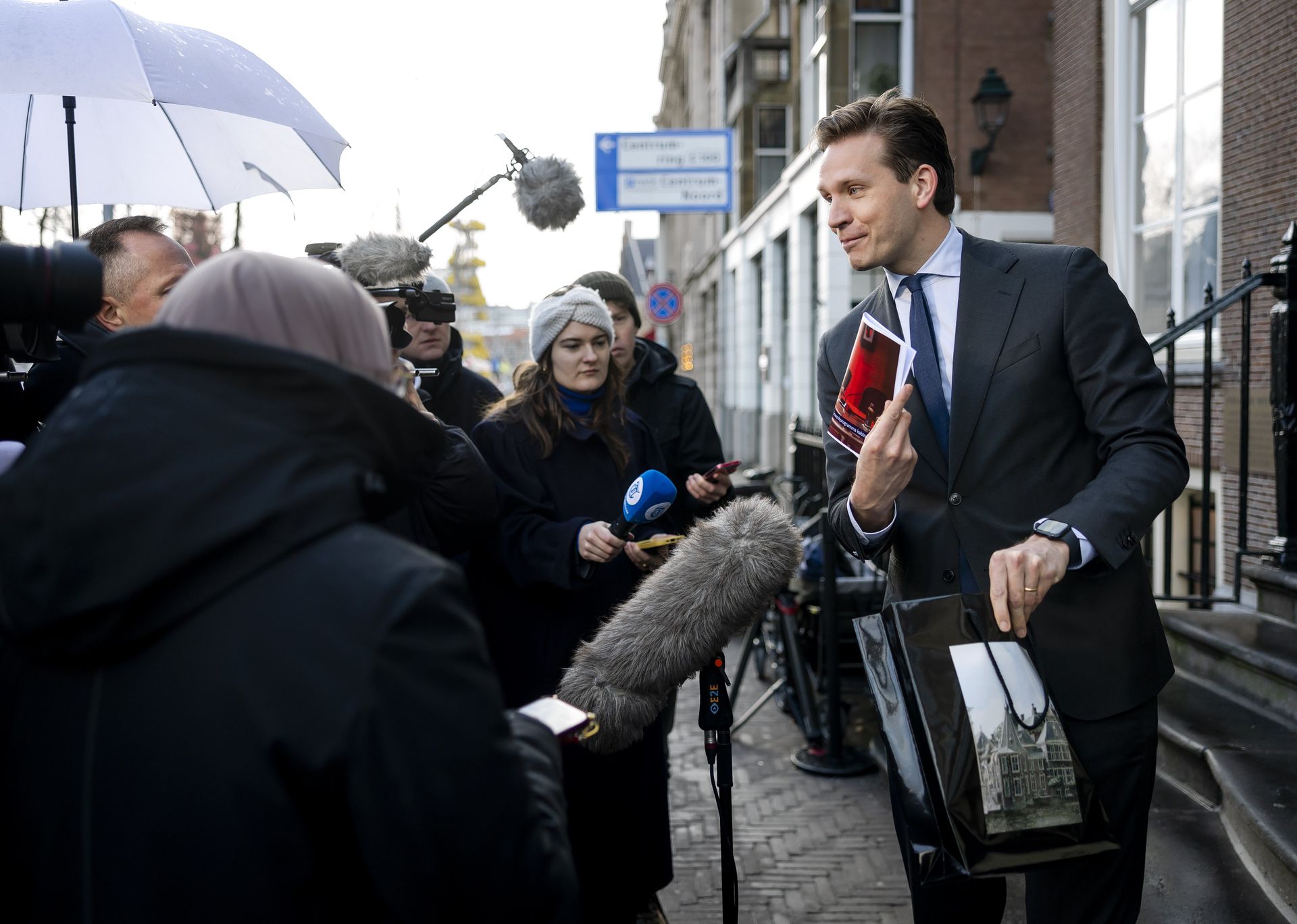 Vincent Karremans (VVD) después de una conversación con el formador Rob Jetten (D66). Karremans es el ministro designado para infraestructuras y gestión del agua.  