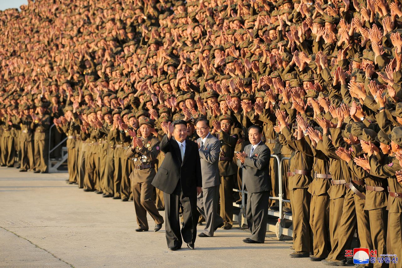De Noord-Koreaanse leider Kim Jong Un tijdens een parade eerder deze week.