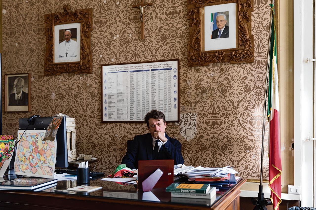 Davide Carlucci, burgemeester van Acquaviva delle Fonti, in zijn werkkamer.