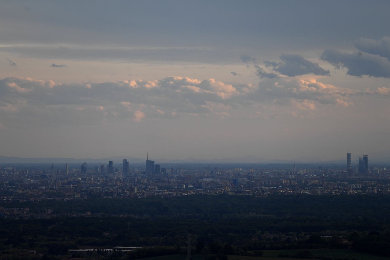 De skyline van Milaan, gezien vanuit Montevecchia op 2 mei, toont hoe schoon de lucht is