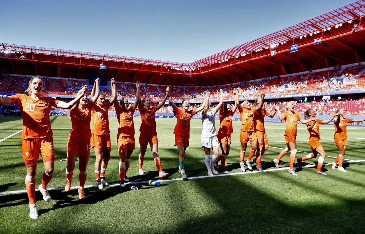 De Nederlandse vrouwen na afloop van de gewonnen kwartfinale tegen Italië.