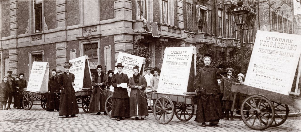 Straatpropaganda voor de openbare vergadering van de Vereeniging voor Vrouwenkiesrecht in sociëteit Bellevue, 2 maart 1910.