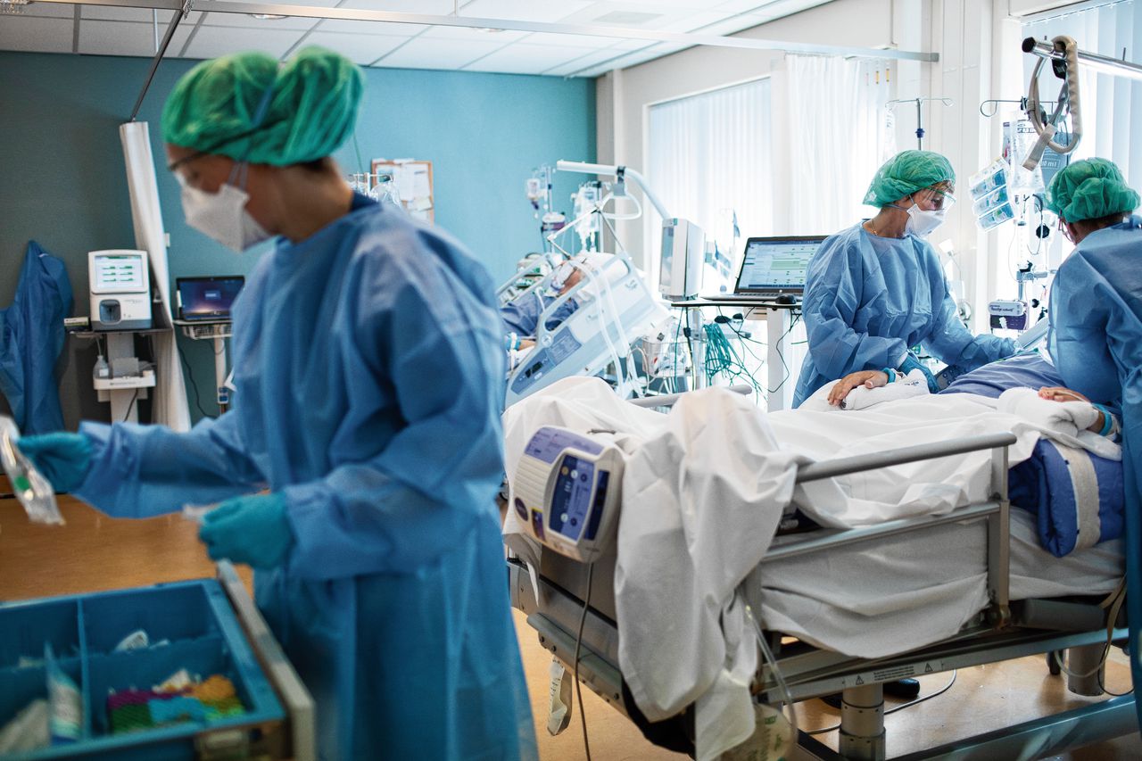 Verpleegkundigen behandelen covidpatiënten in het Van Weel-Bethesda Ziekenhuis in Dirksland (Goeree-Overflakkee), aan het begin van de pandemie.