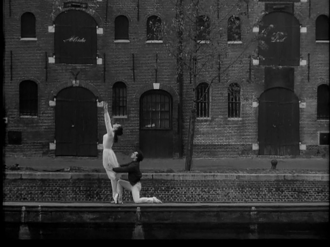 Jaap Flier en Hanny van Leeuwen dansen op een schuit in Amsterdam in de dansfilm Kain & Abel uit 1961. Choreografie van Hans van Manen, filmregie van Joes Odufré.