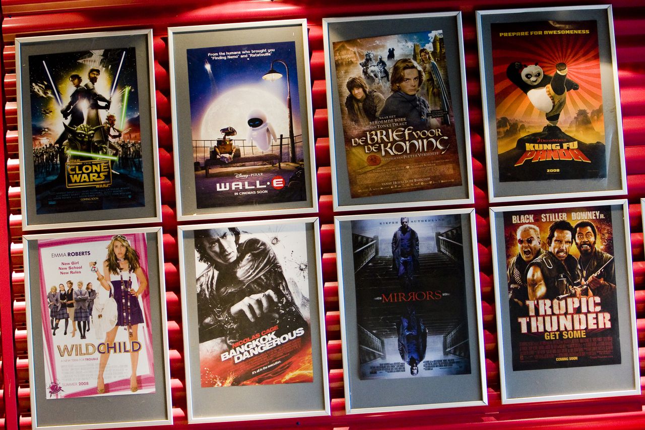 Filmposters in een bioscoop in Enschede.