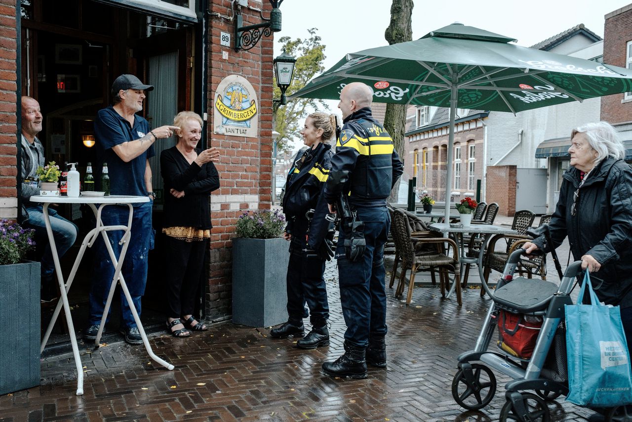 Wijkagenten Caroline Smits en Jens Raijmakers maken een rondje in ‘hun’ wijk Oud-Woensel.