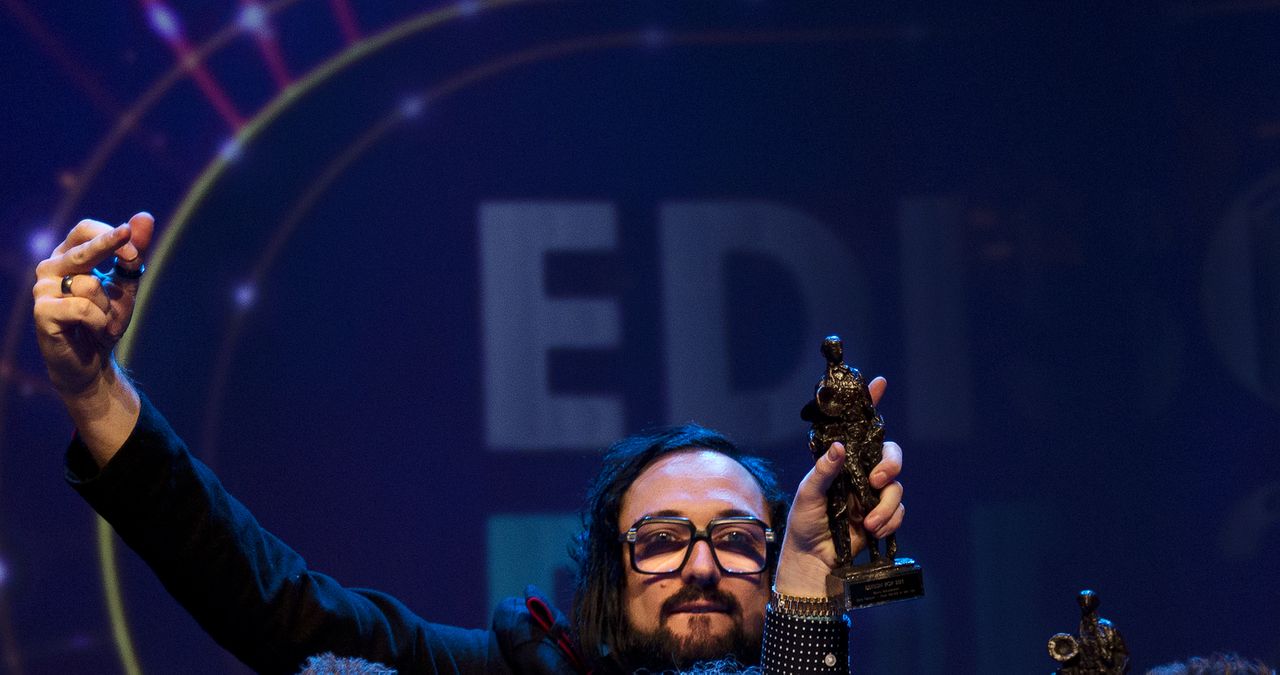 Winnaar in de categorie beste mannelijke artiest Blaudzun tijdens de uitreiking van de Edison Pop-prijzen in de Amsterdamse Heineken Music Hall.