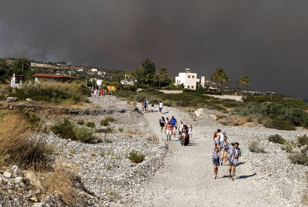 In badkleding vluchten mensen voor het vuur op Rhodos 