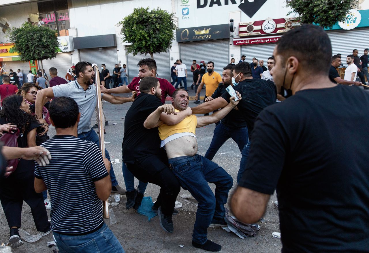 Tijdens een protest naar aanleiding van de dood van activist Nizar Banat wordt een demonstrant gearresteerd.