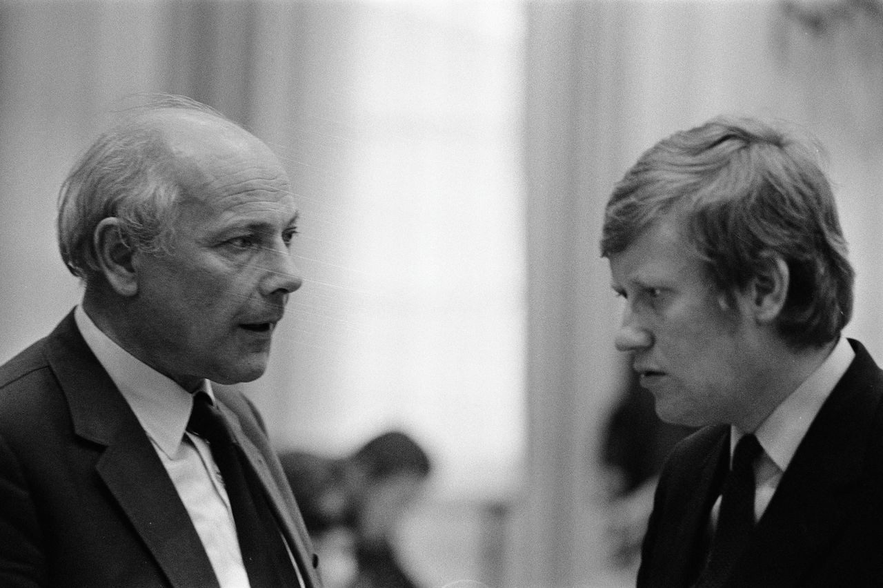 Fractievoorzitters Joop den Uyl (links, PvdA) en Hans Wiegel (VVD) in 1972.