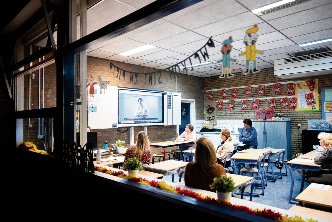 Met een 'futuroloog' op het digibord bespreekt het lerarenteam van basisschool ’t Blokhuus in Hoevelaken de opmars van techniek in het onderwijs.